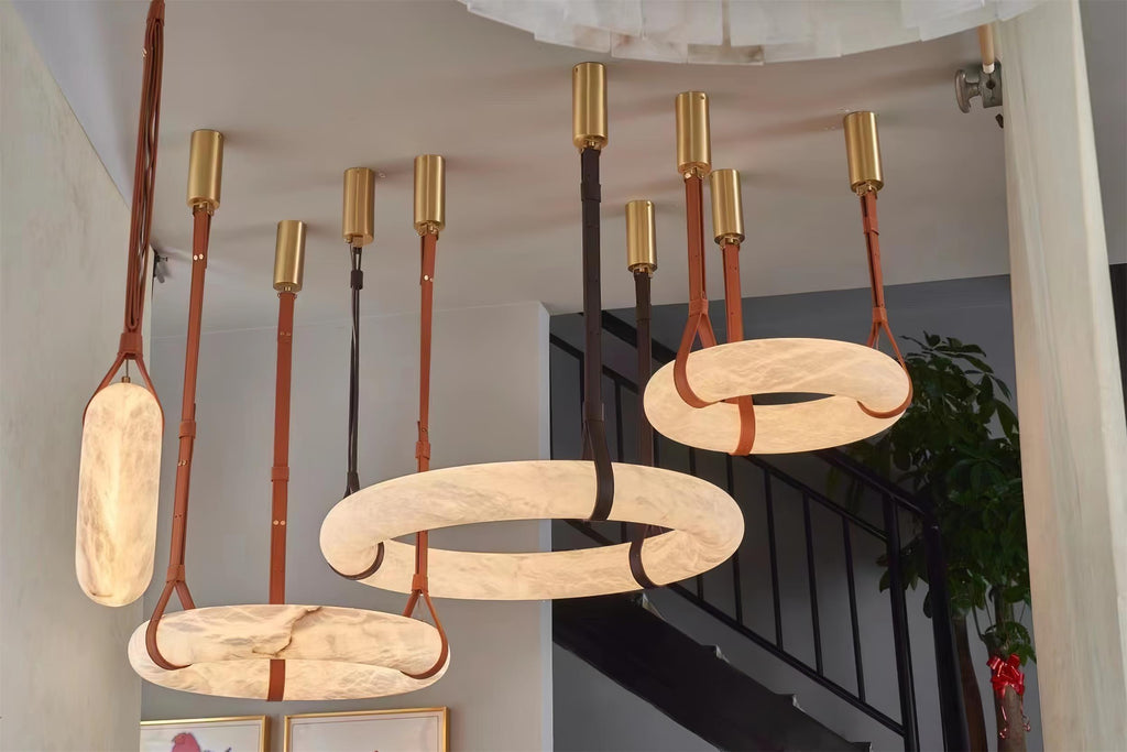 Lampada a sospensione Étoile con anello in alabastro e cinturini in pelle stile scandinavo | Fioriscas