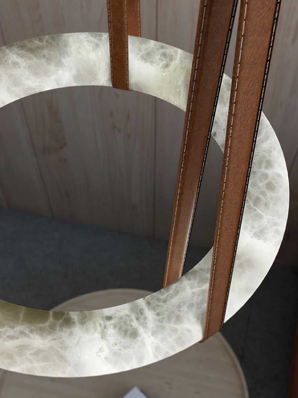 Lampada a sospensione Étoile con anello in alabastro e cinturini in pelle stile scandinavo | Fioriscas