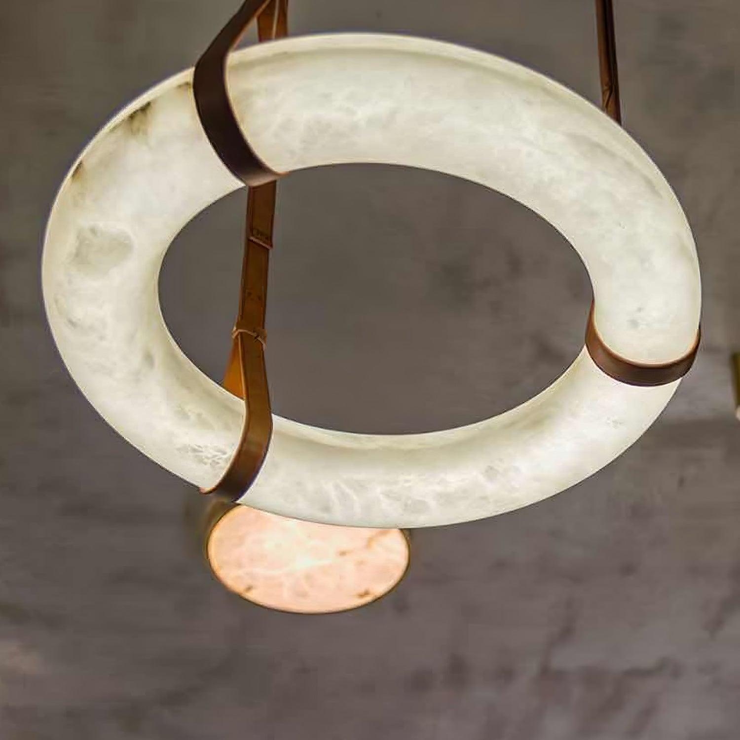 Lampada a sospensione Étoile con anello in alabastro e cinturini in pelle stile scandinavo | Fioriscas