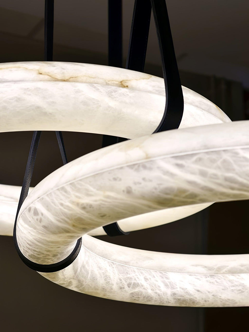 Lampada a sospensione Étoile con anello in alabastro e cinturini in pelle stile scandinavo | Fioriscas