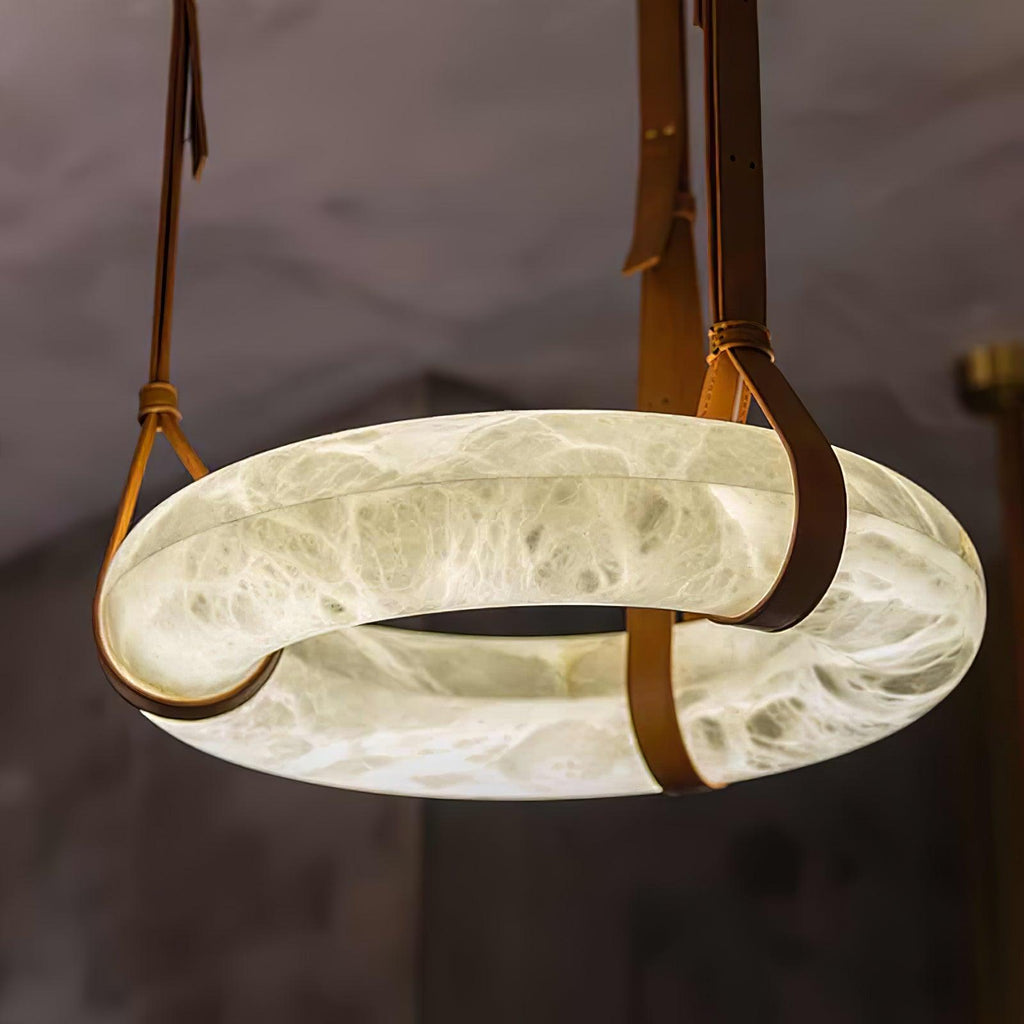 Lampada a sospensione Étoile con anello in alabastro e cinturini in pelle stile scandinavo | Fioriscas