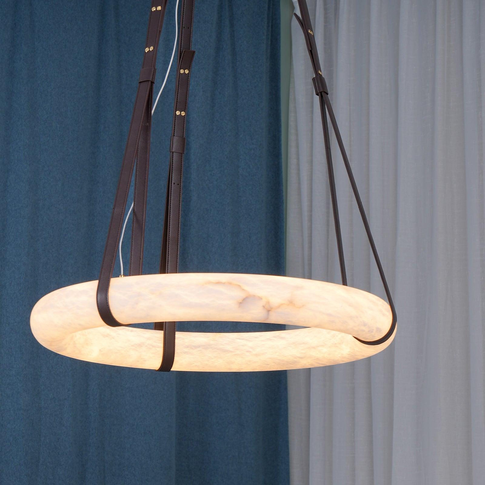 Lampada a sospensione Étoile con anello in alabastro e cinturini in pelle stile scandinavo | Fioriscas