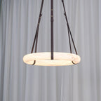 Lampada a sospensione Étoile con anello in alabastro e cinturini in pelle stile scandinavo | Fioriscas