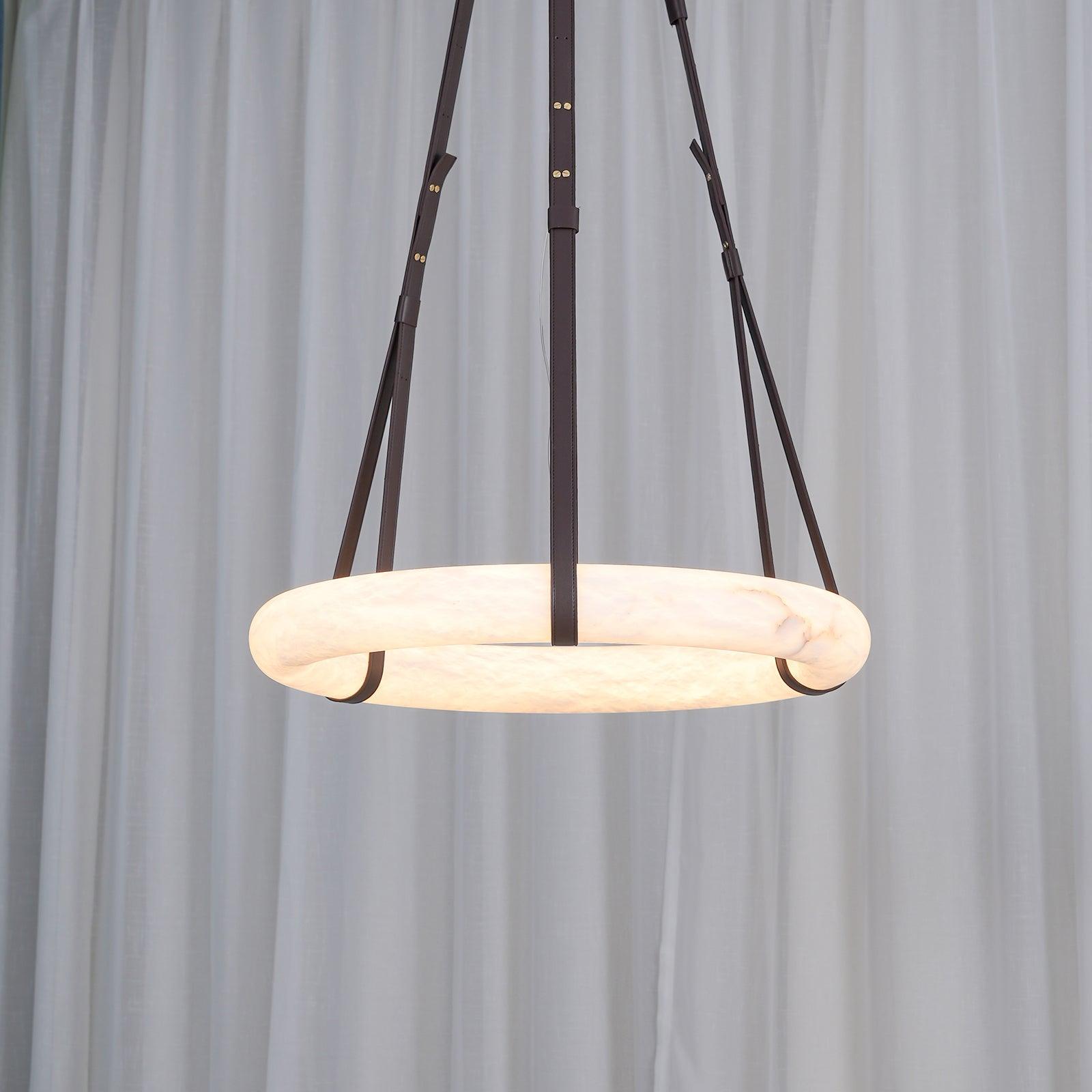 Lampada a sospensione Étoile con anello in alabastro e cinturini in pelle stile scandinavo | Fioriscas