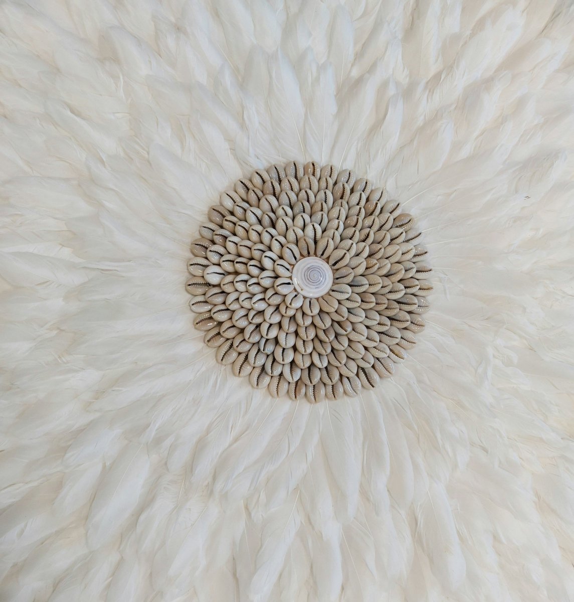 Elegantní Juju klobouk z bílých peří - Fioriscas