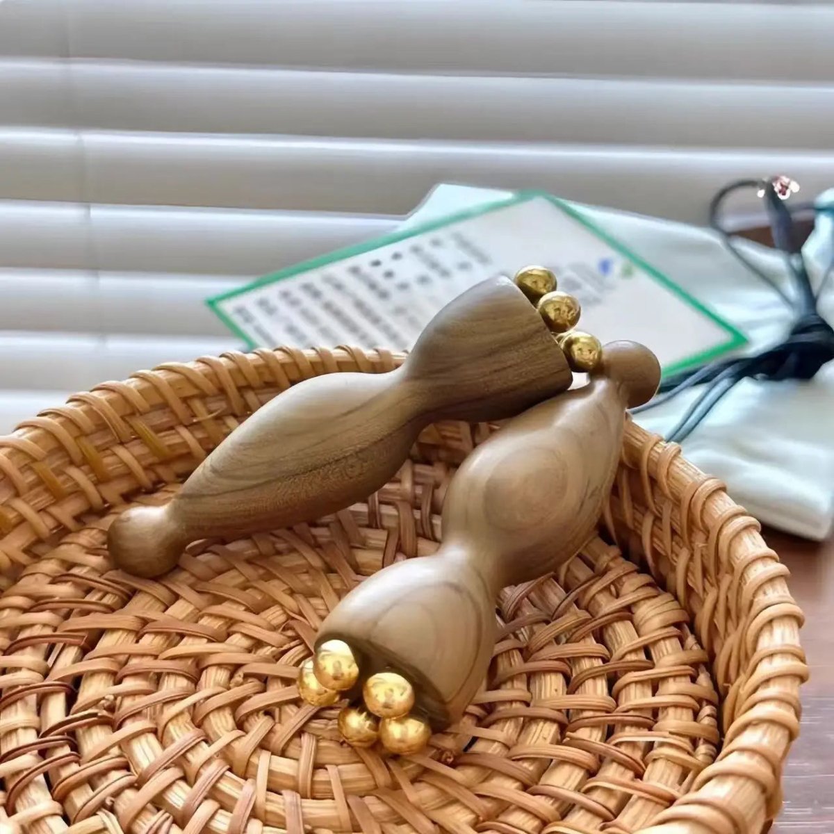 Seedpod Gua Sha-massager i mässing och rosenträ för ansiktslyftning - Fioriscas