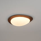 Loftslampe med rullestensinspireret silhuet, valnøddetræsfinish med synlig åretegning og varmt skær