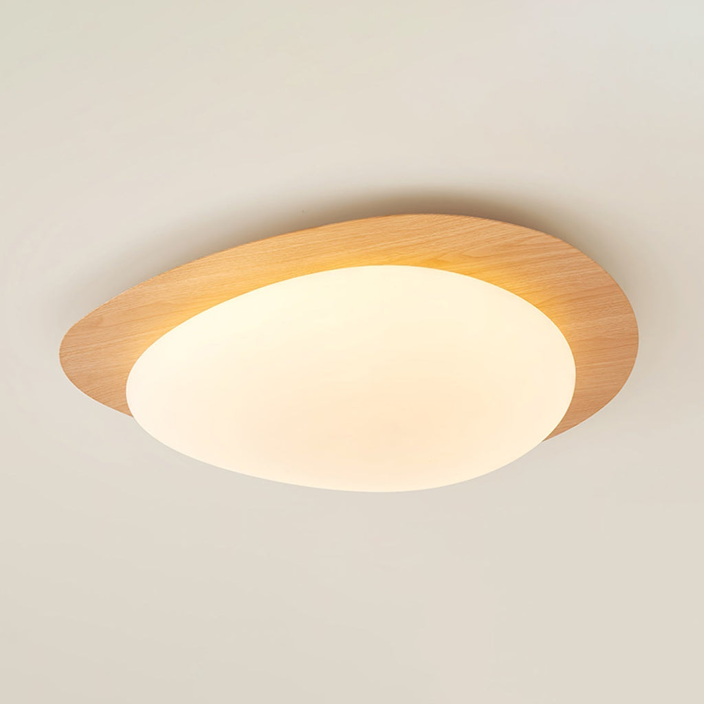 Loftslampe med rullestensinspireret silhuet, valnøddetræsfinish med synlig åretegning og varmt skær