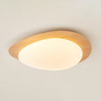 Loftslampe med rullestensinspireret silhuet, valnøddetræsfinish med synlig åretegning og varmt skær