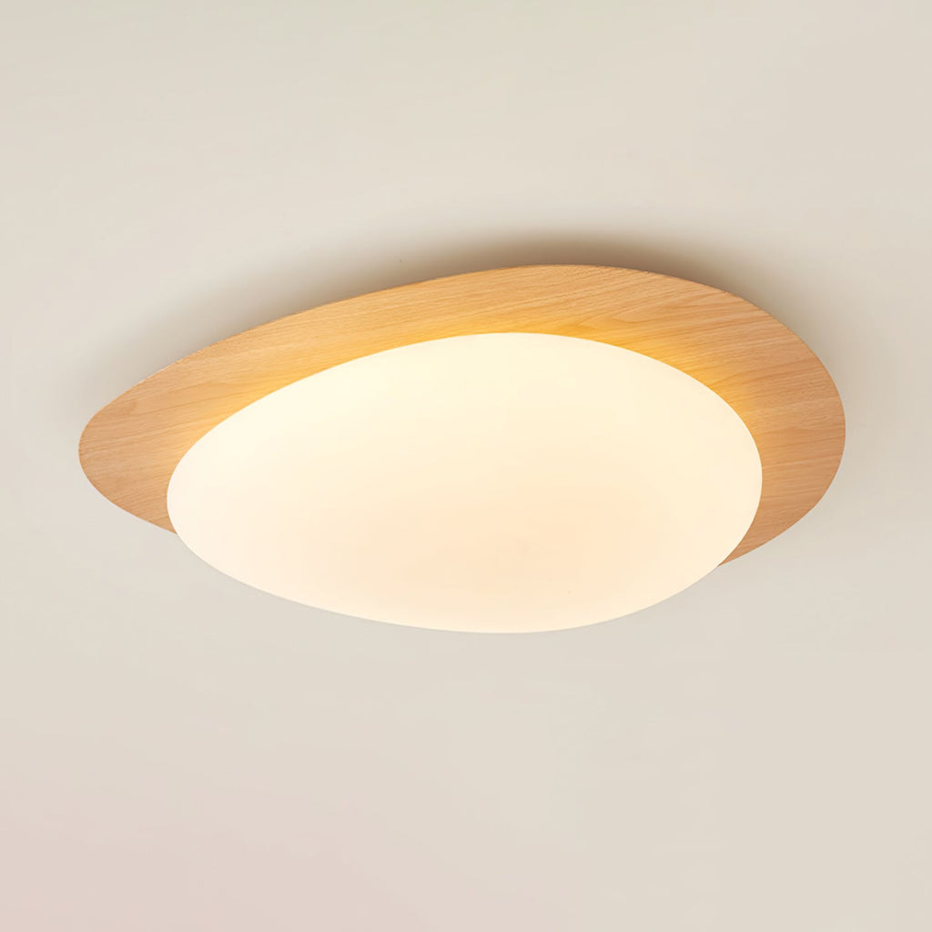 Loftslampe med rullestensinspireret silhuet, valnøddetræsfinish med synlig åretegning og varmt skær