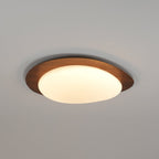 Loftslampe med rullestensinspireret silhuet, valnøddetræsfinish med synlig åretegning og varmt skær