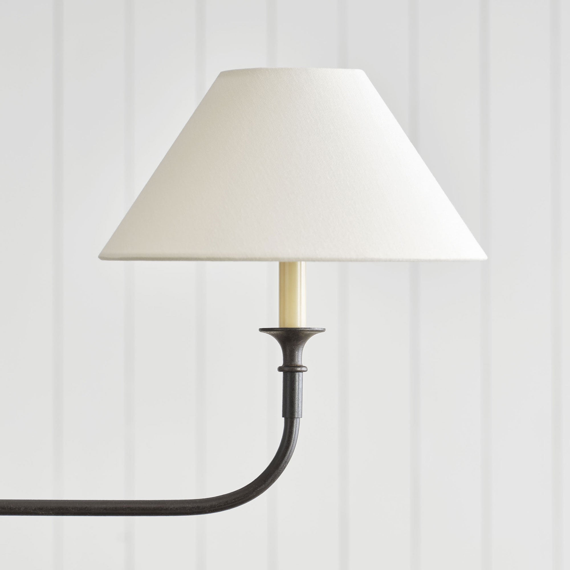 Lampadario lineare moderno LED Norli in metallo per soggiorno e camera da letto | Fioriscas