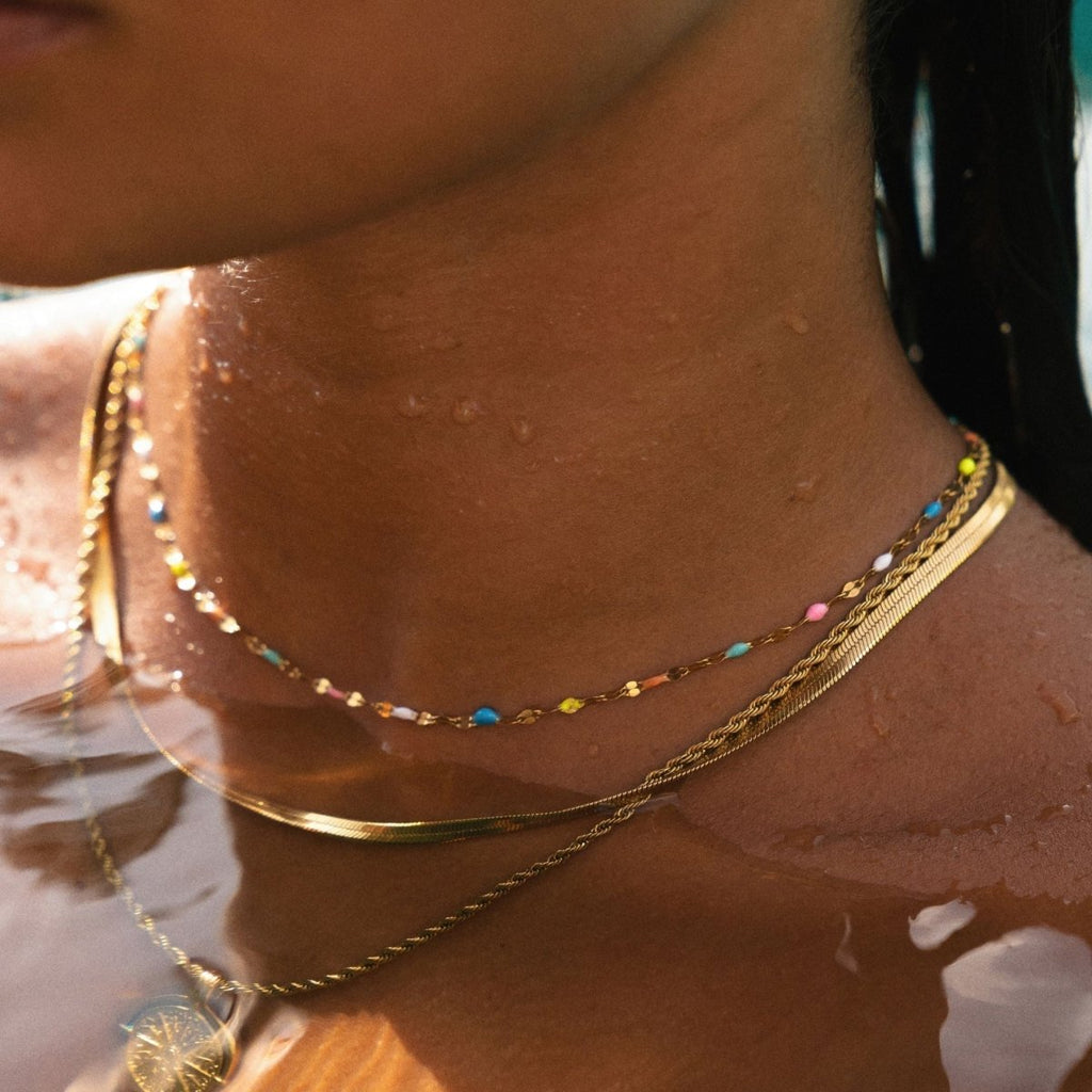 Regnbågsfärgat chokerhalsband för trendmedvetna stilar - Fioriscas