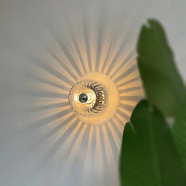 Applique da parete in vetro Sunburst con paralume ondulato, luce ambientale RadiantFlux