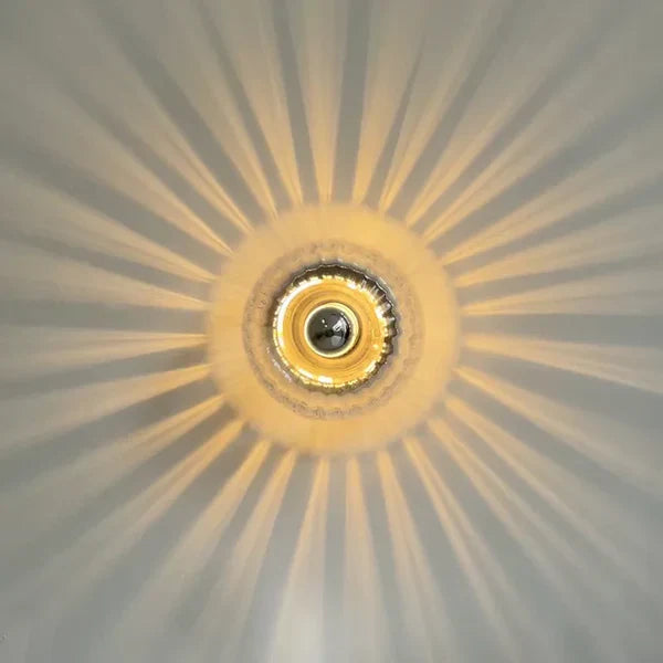 Applique da parete in vetro Sunburst con paralume ondulato, luce ambientale RadiantFlux