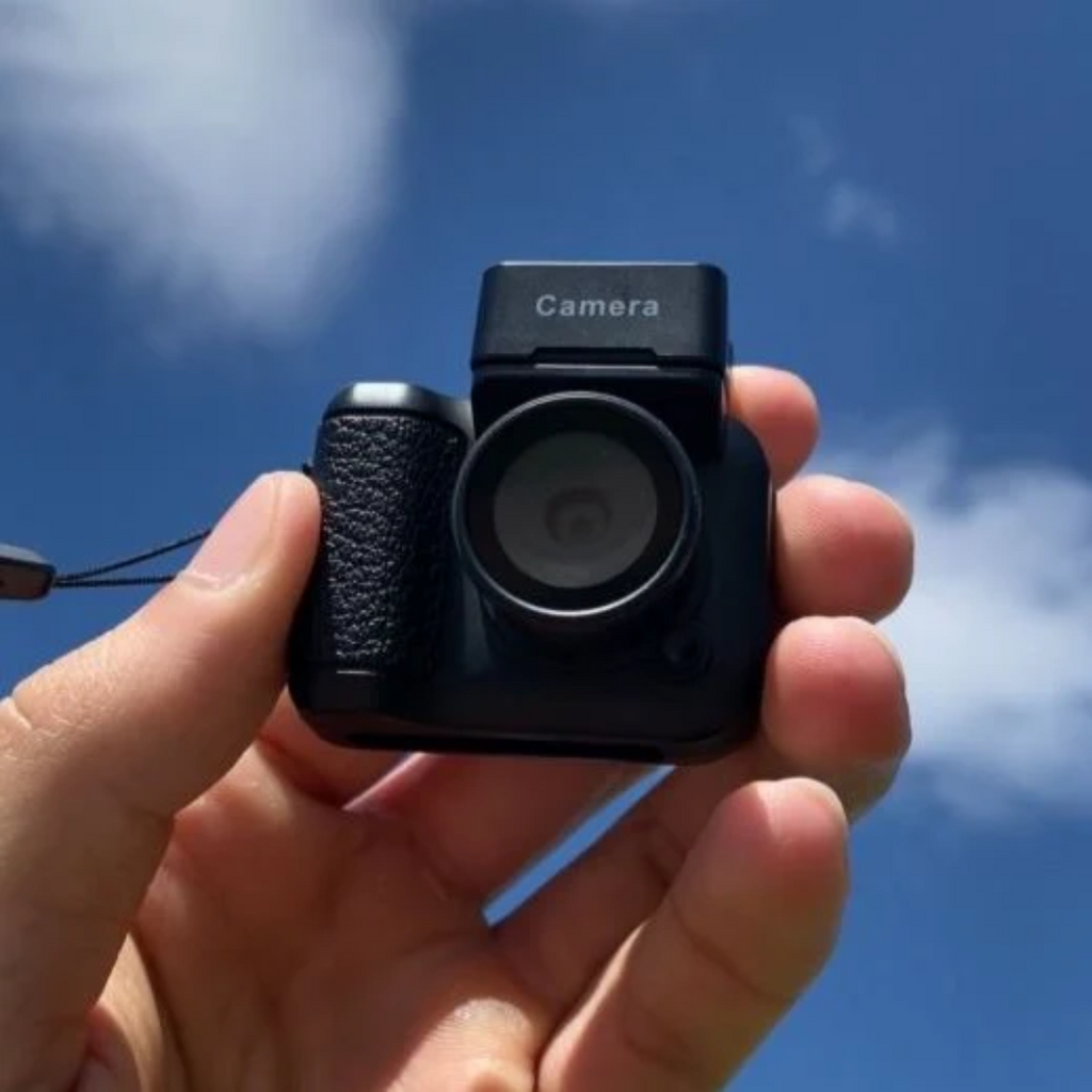 Mini fotocamera in stile retrò LumaNova con ricarica Type-C e opzioni per schede di memoria