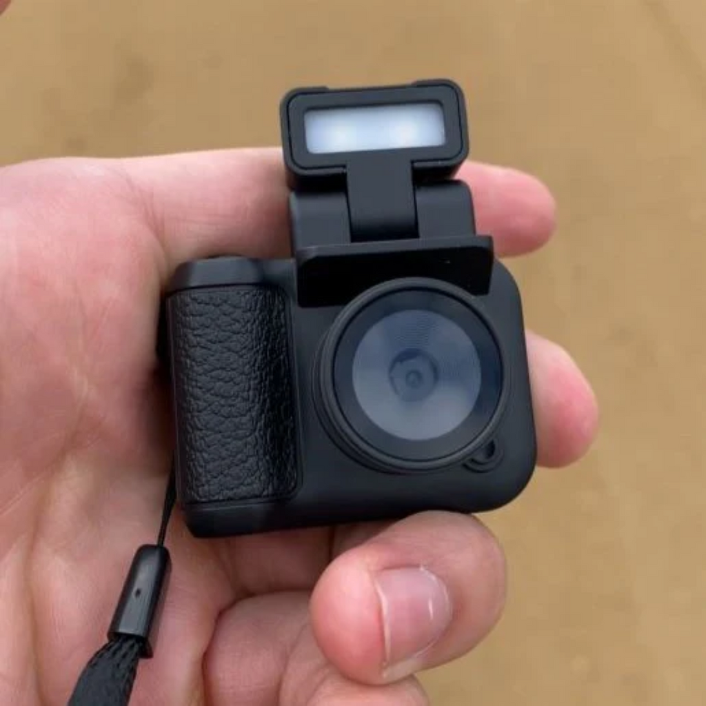 Mini fotocamera in stile retrò LumaNova con ricarica Type-C e opzioni per schede di memoria
