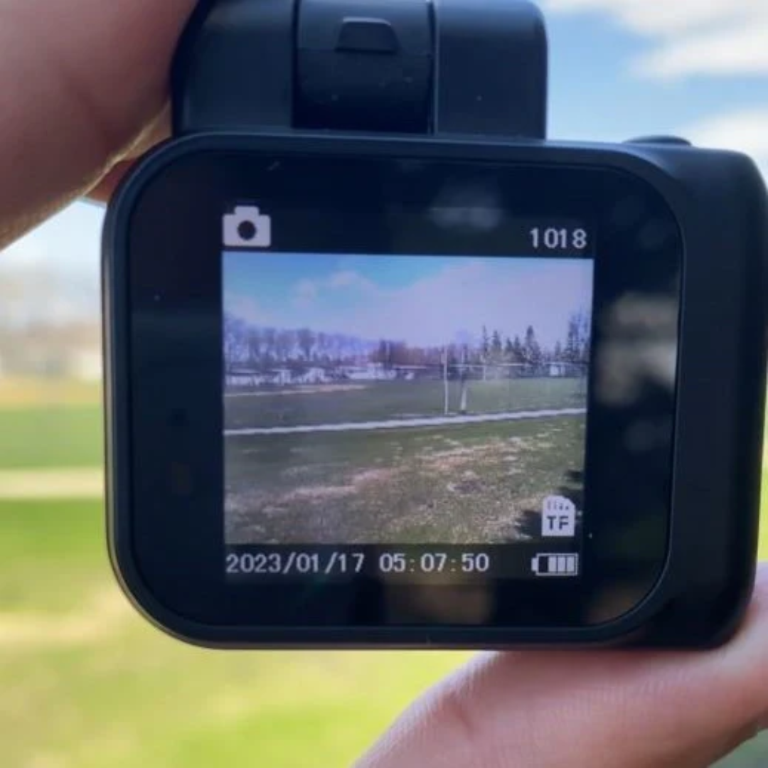 Mini fotocamera in stile retrò LumaNova con ricarica Type-C e opzioni per schede di memoria