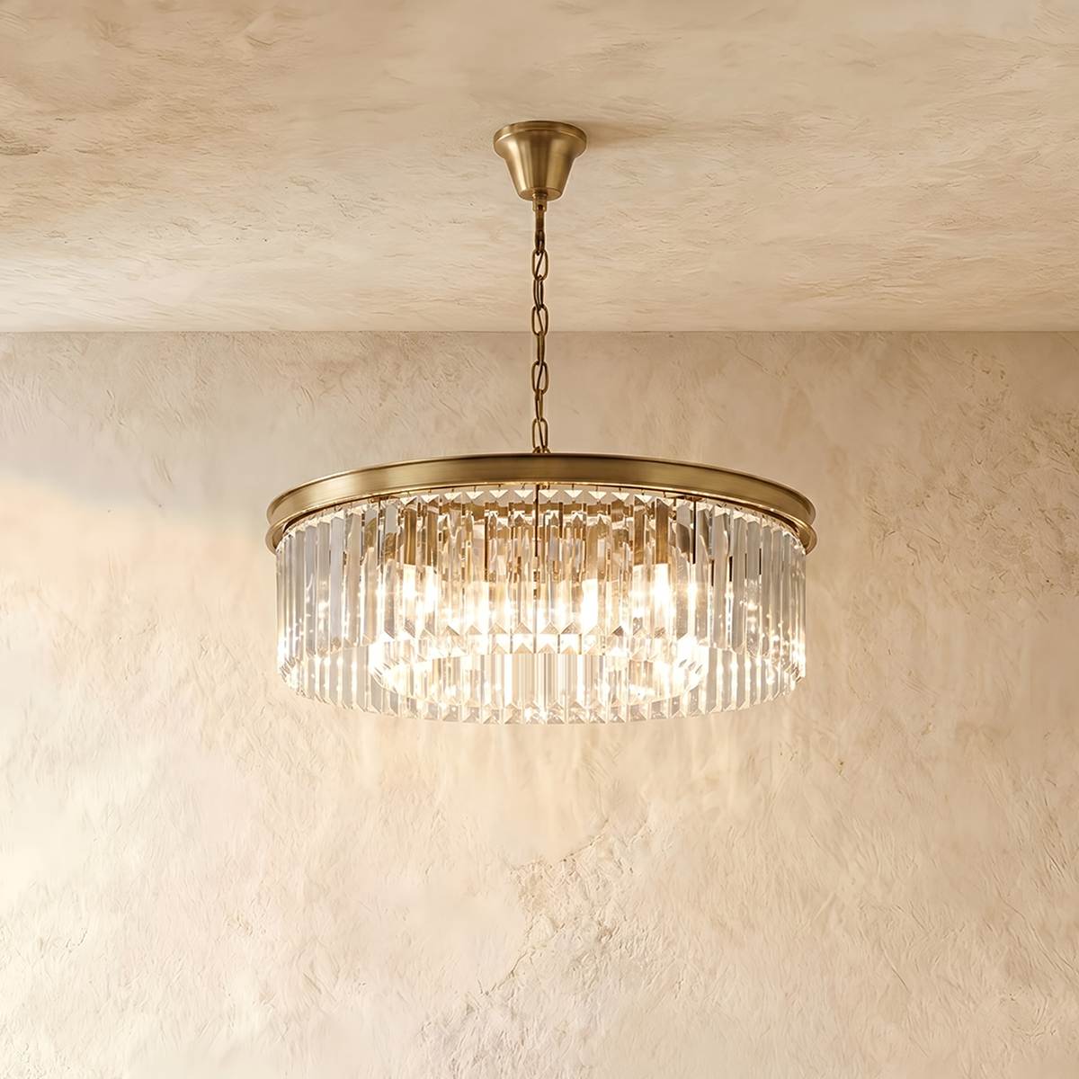 Lampadario Lumiere Crystal Halo che emana fascino hollywoodiano in nero o oro