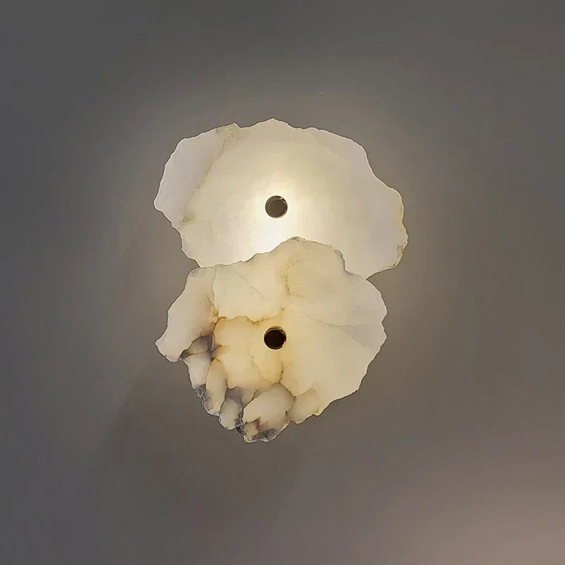 LED nástěnné svítidlo z přírodního mramoru s měděnými prvky