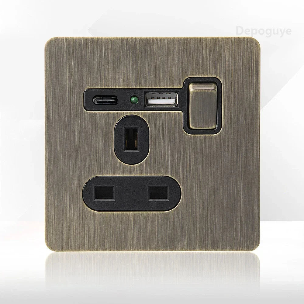 Tomada de parede metálica em bronze antigo, com porta de carregamento USB | Fioriscas