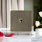 Tomada de parede metálica em bronze antigo, com porta de carregamento USB | Fioriscas