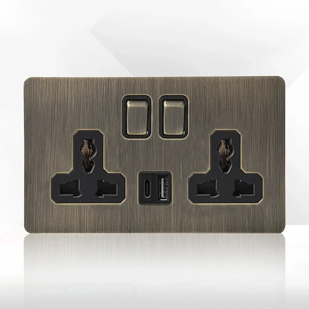 Tomada de parede metálica em bronze antigo, com porta de carregamento USB | Fioriscas
