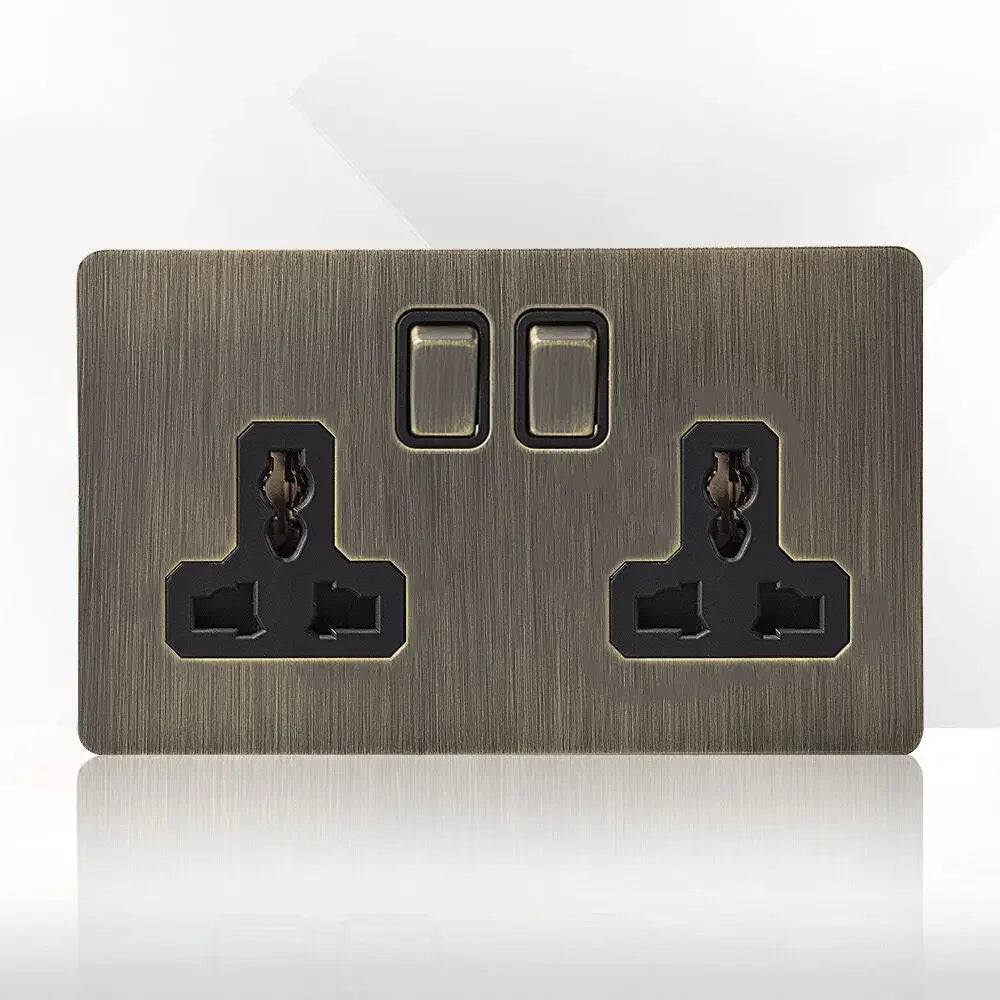 Tomada de parede metálica em bronze antigo, com porta de carregamento USB | Fioriscas