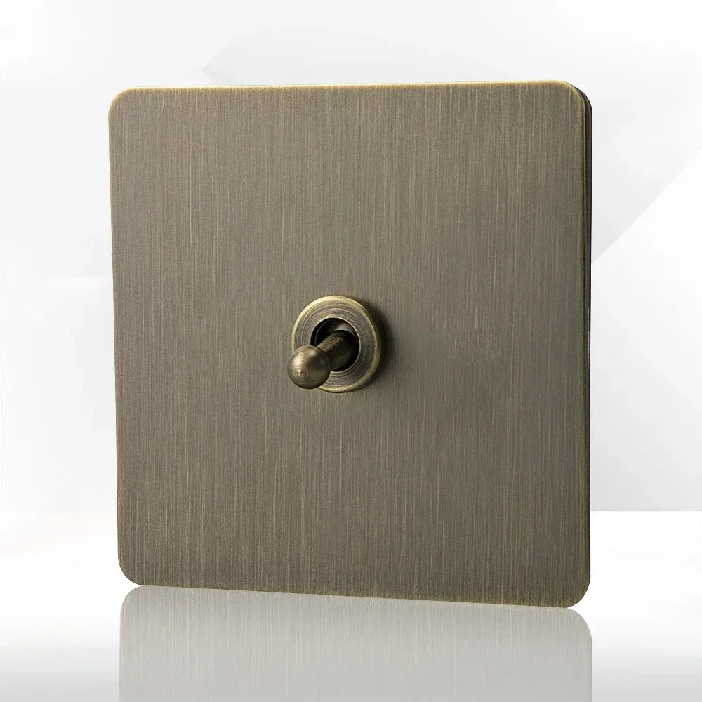 Tomada de parede metálica em bronze antigo, com porta de carregamento USB | Fioriscas