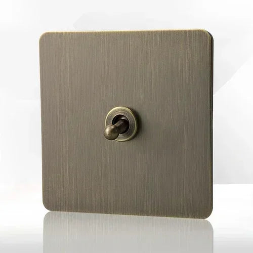 Tomada de parede metálica em bronze antigo, com porta de carregamento USB | Fioriscas