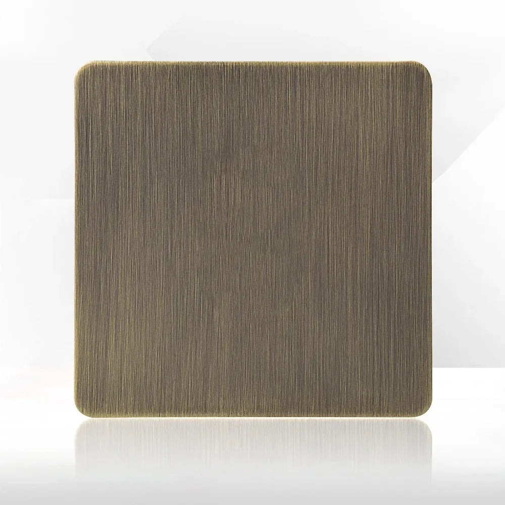 Tomada de parede metálica em bronze antigo, com porta de carregamento USB | Fioriscas