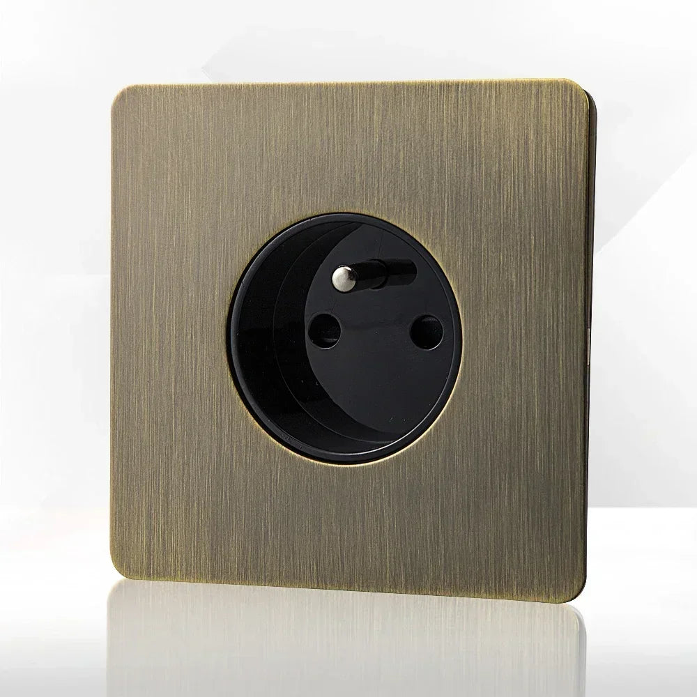 Tomada de parede metálica em bronze antigo, com porta de carregamento USB | Fioriscas
