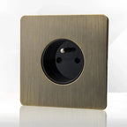 Tomada de parede metálica em bronze antigo, com porta de carregamento USB | Fioriscas