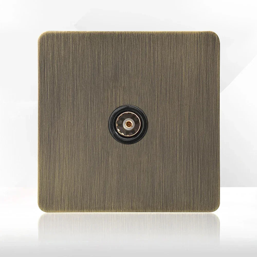 Tomada de parede metálica em bronze antigo, com porta de carregamento USB | Fioriscas