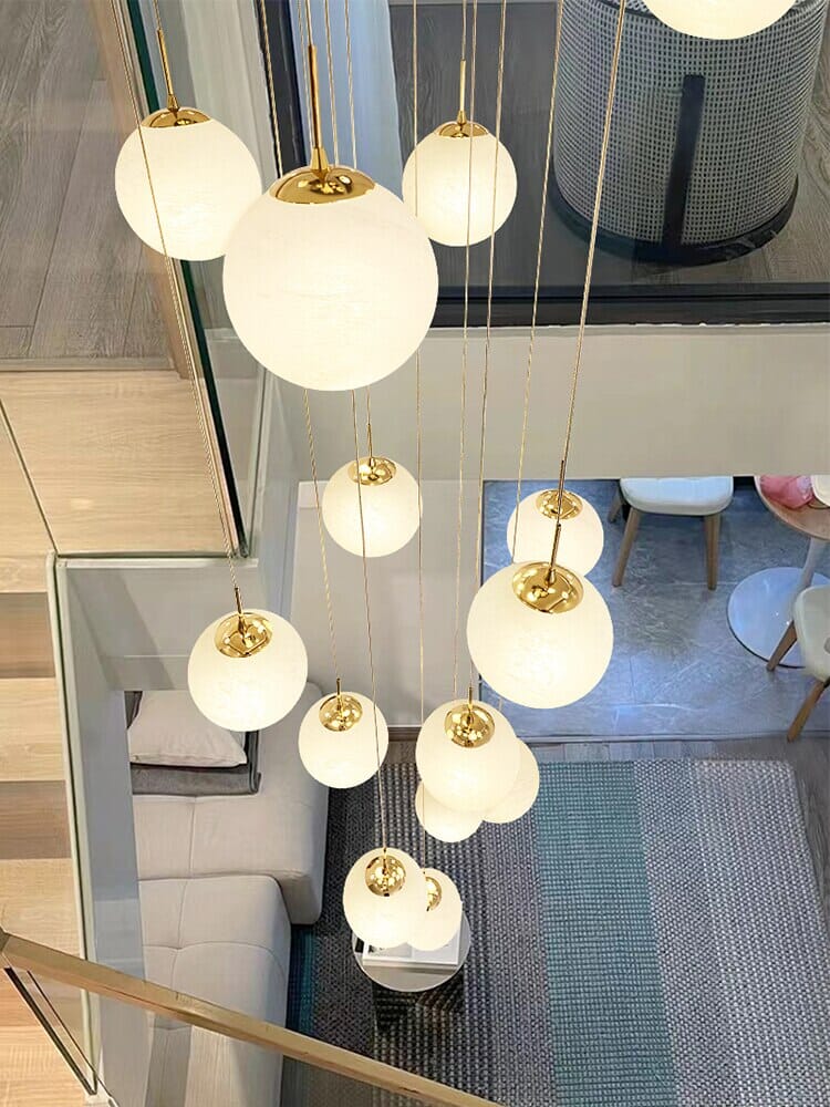 Lustre Liora Orb, suspension LED cascade pour escaliers et halls d’entrée