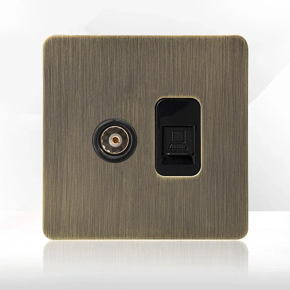 Tomada de parede metálica em bronze antigo, com porta de carregamento USB | Fioriscas