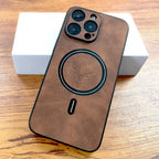 Cedar Vale kunstlæder iPhone-etui med MagSafe, hjorteemblem