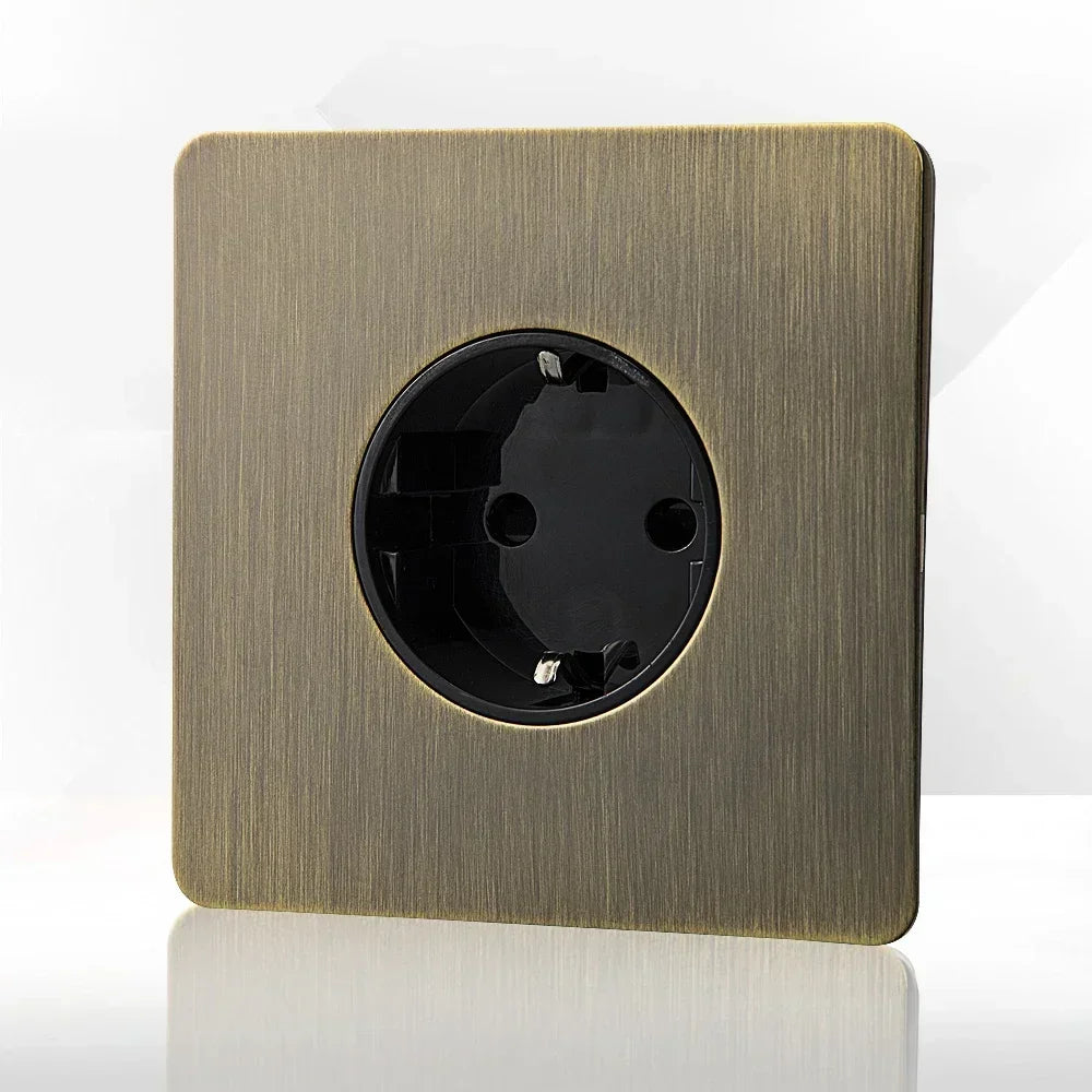 Tomada de parede metálica em bronze antigo, com porta de carregamento USB | Fioriscas