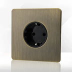 Tomada de parede metálica em bronze antigo, com porta de carregamento USB | Fioriscas