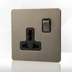 Tomada de parede metálica em bronze antigo, com porta de carregamento USB | Fioriscas