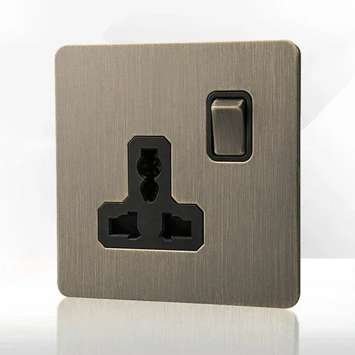 Tomada de parede metálica em bronze antigo, com porta de carregamento USB | Fioriscas