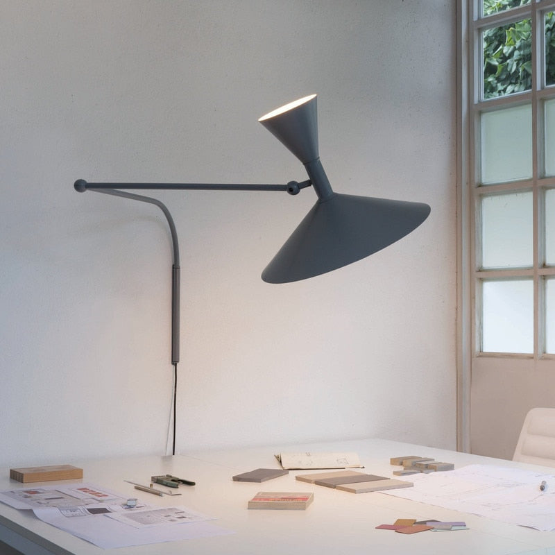 Lampada da parete NovaSwing, braccio orientabile, con spina e paralume satinato
