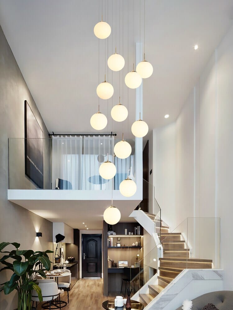Lustre Liora Orb, suspension LED cascade pour escaliers et halls d’entrée
