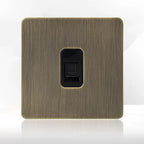 Tomada de parede metálica em bronze antigo, com porta de carregamento USB | Fioriscas
