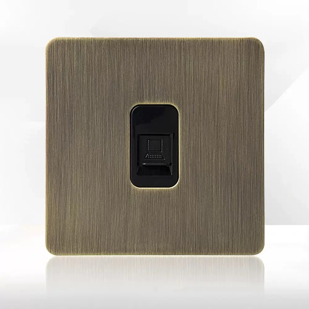 Tomada de parede metálica em bronze antigo, com porta de carregamento USB | Fioriscas