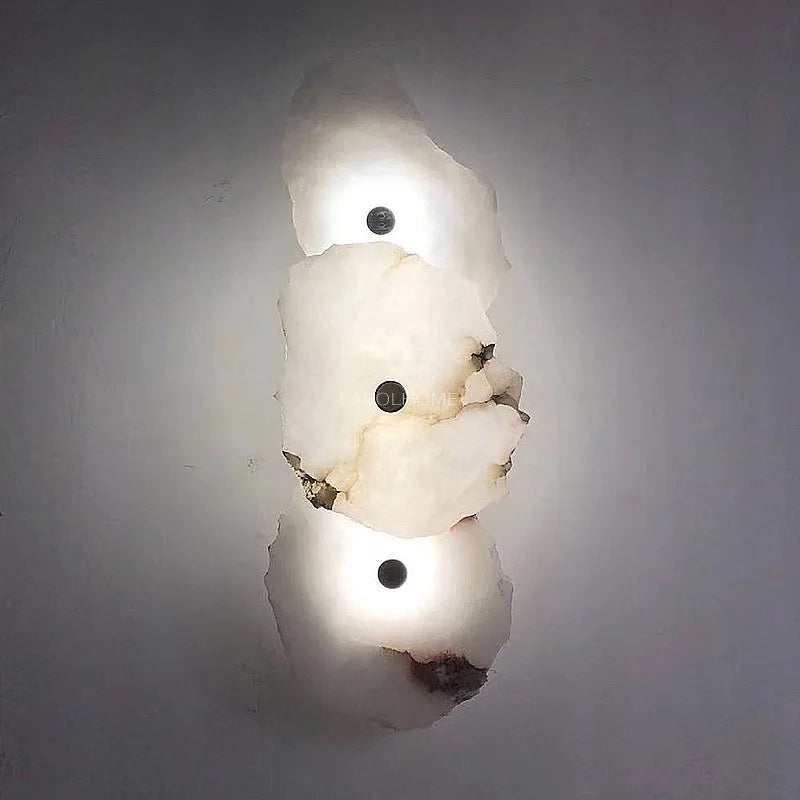 LED nástěnné svítidlo z přírodního mramoru s měděnými prvky