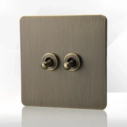 Tomada de parede metálica em bronze antigo, com porta de carregamento USB | Fioriscas