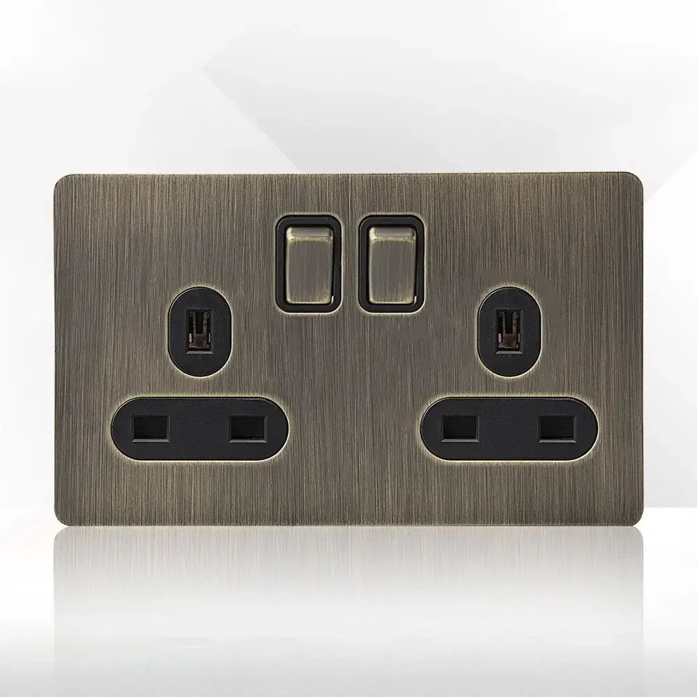 Tomada de parede metálica em bronze antigo, com porta de carregamento USB | Fioriscas