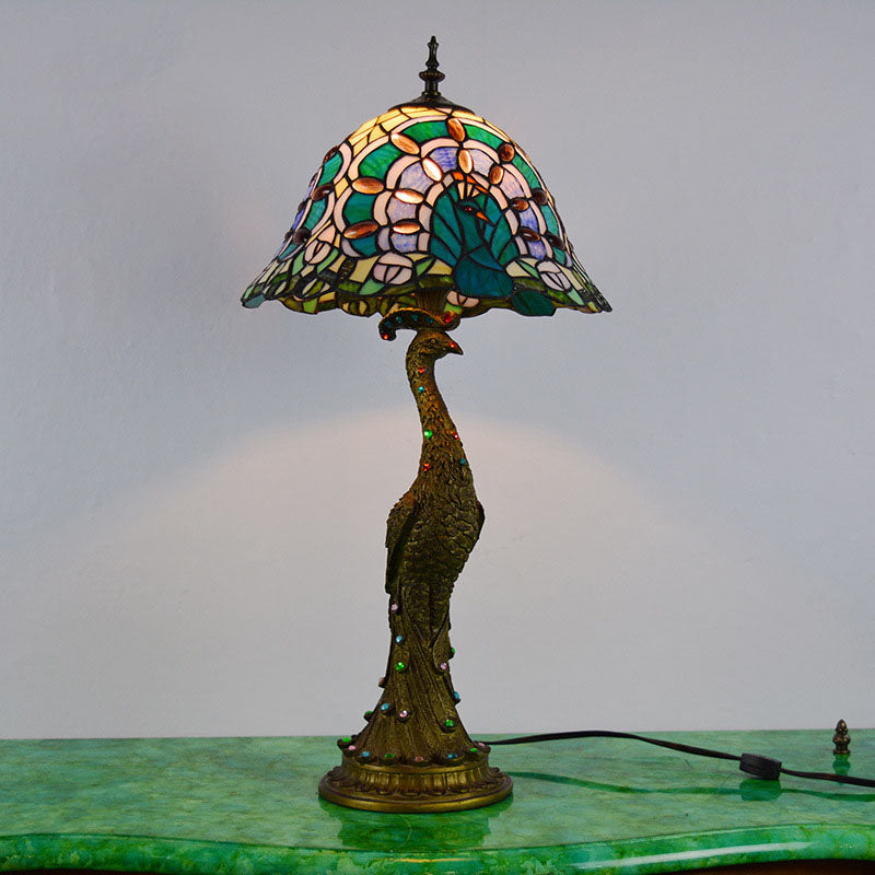 Tiffany-inspireret bordlampe med flerfarvet glasskærm i kuppelform og base i resin