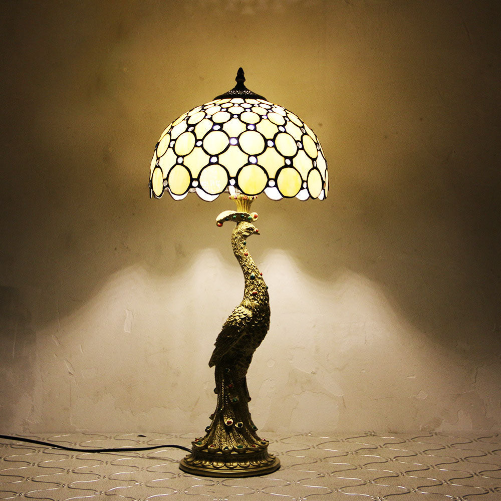 Tiffany-inspireret bordlampe med flerfarvet glasskærm i kuppelform og base i resin